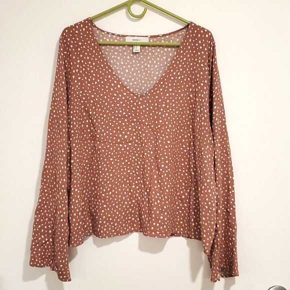 Forever 21 Tops - Forever 21 light brown white spots long sleeve top blouse size 2X